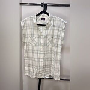 UNTUCKit Gray and White Sleeveless Notched Collar Shirt, Size 2 and 10